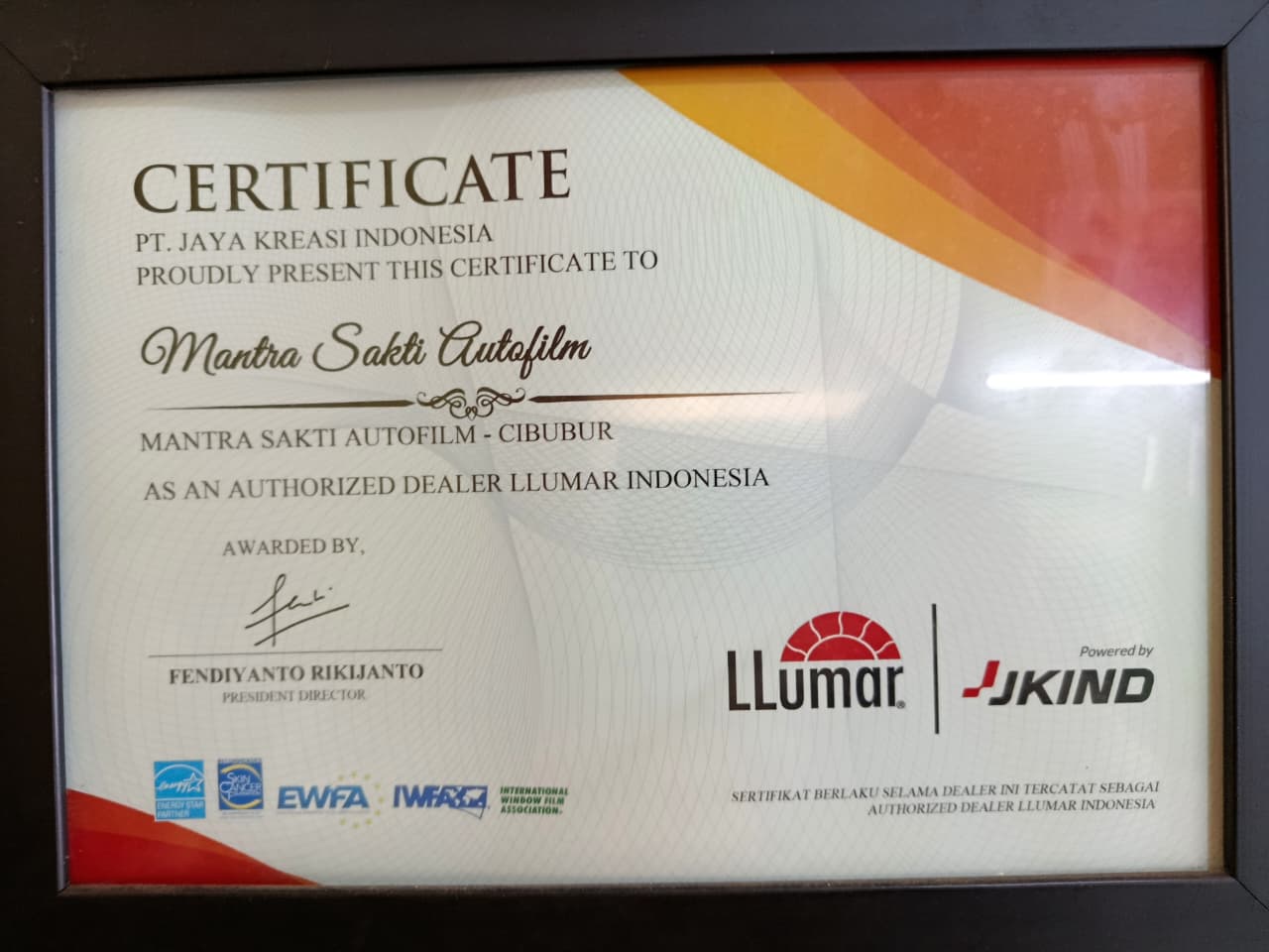 Cari Kaca Film Asli? Mantra Sakti AutoFilm Cibubur Terdaftar Resmi di LLumar Indonesia